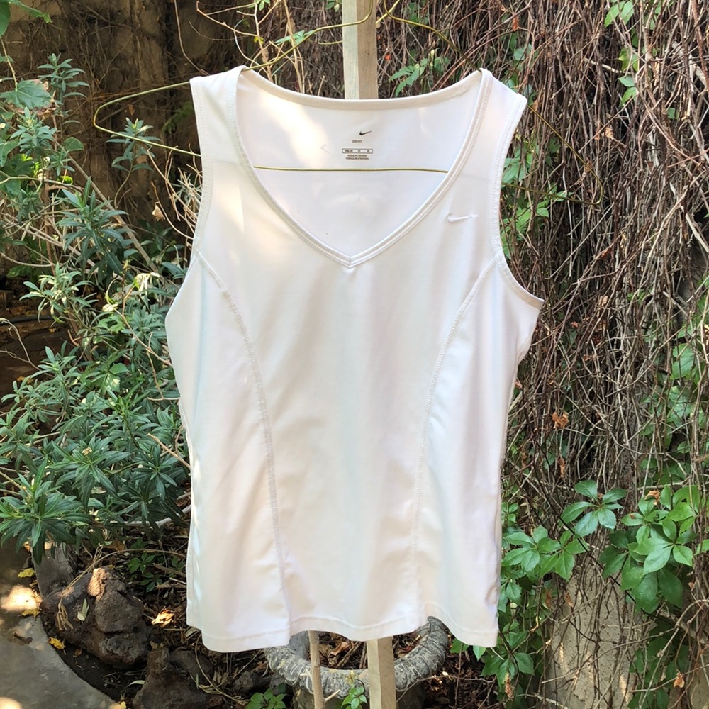 ☀️ Nike White Workout Top | M